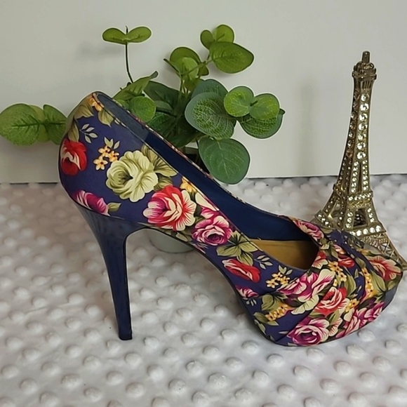 NWOT Charming Charlie Flower Print Platform Shoes - Size 9 - #9-0183 - Picture 2 of 8
